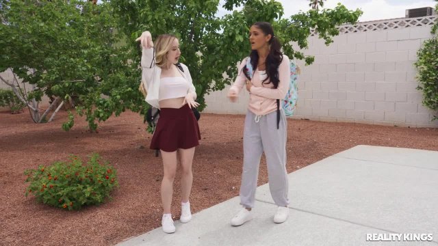 Превью Зрелая соседка и обучение лесбийскому сексу № 46170