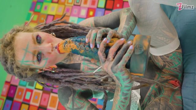 Превью Невероятно жёсткая дрочка татуированной неформалки № 46191