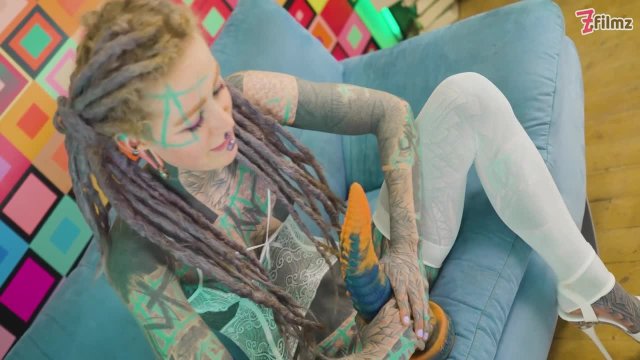 Невероятно жёсткая дрочка татуированной неформалки