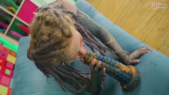 Превью Невероятно жёсткая дрочка татуированной неформалки № 46191