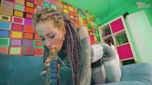 Превью Невероятно жёсткая дрочка татуированной неформалки № 46191