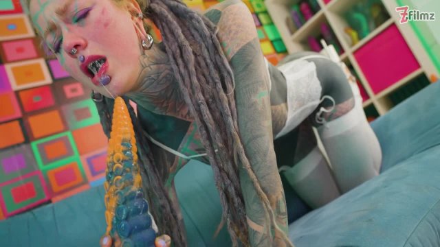 Превью Невероятно жёсткая дрочка татуированной неформалки № 46191